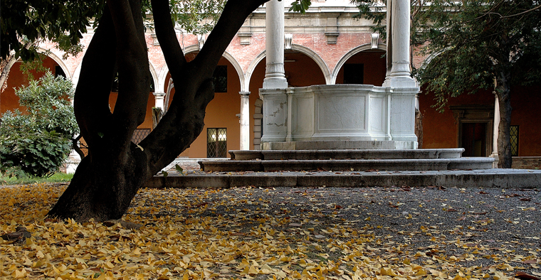 PASSEGGIATE TRA I CHIOSTRI