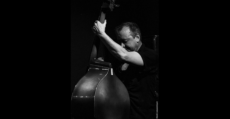 È John Edwards il protagonista del concerto al buio di Area Sismica