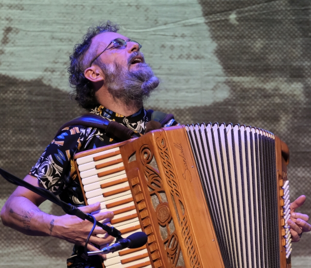 Quasi acustico