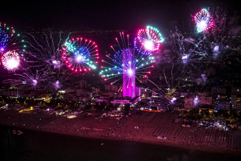 Dj Set con Radio Bruno e fuochi d'artificio