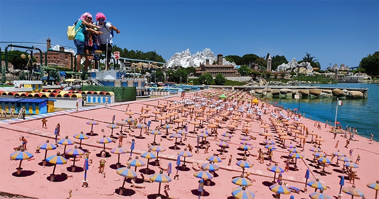 Italia in Miniatura: la Spiaggia di Rimini diventa rosa!